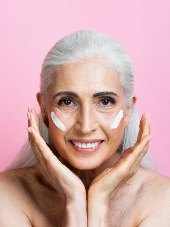 Les soins de la peau après 50 ans : routines et produits adaptés pour une peau éclatante