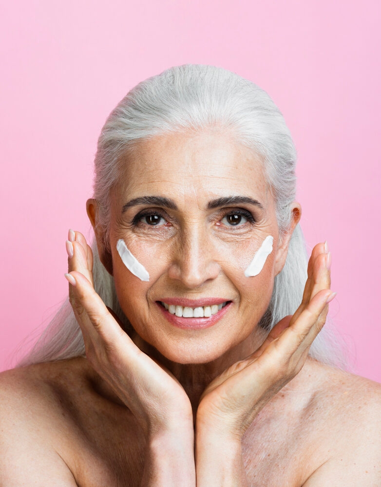 Les soins de la peau après 50 ans : routines et produits adaptés pour une peau éclatante